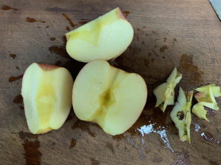 10、苹果银耳红枣汤,苹果芯丢弃不要