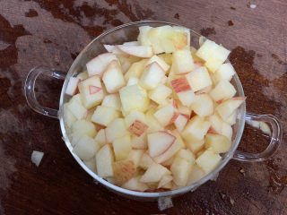 11、苹果银耳红枣汤,把果肉切成小丁