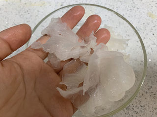 13、苹果银耳红枣汤,撕成小块