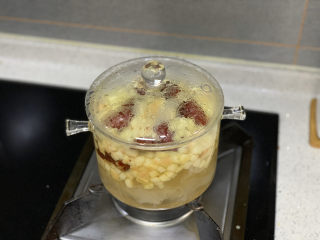 17、苹果银耳红枣汤,放入红枣，再煮5分钟