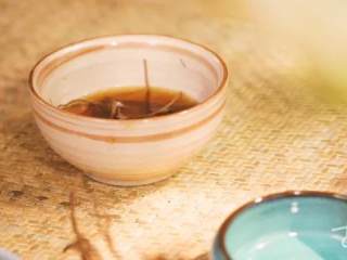 1、【花香四物汤】据说，你离告别痛经还差一碗神奇的汤！,当归以黄酒浸泡两小时，再置于锅中蒸制半小时