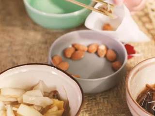 2、【花香四物汤】据说，你离告别痛经还差一碗神奇的汤！,当归、玉竹、桃仁入药包浸泡待用