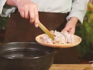 3、【花香四物汤】据说，你离告别痛经还差一碗神奇的汤！,主料选取乌鸡、筒骨、仔排等任意一种均可，焯水后，大火烧开并炖煮一小时，放入浸泡好的料包，继续炖煮半小时