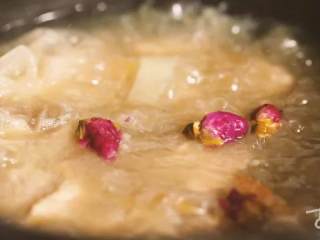 4、【花香四物汤】据说，你离告别痛经还差一碗神奇的汤！,起锅前五分钟放入玫瑰