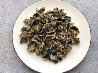 1、凉拌木耳,干木耳50g