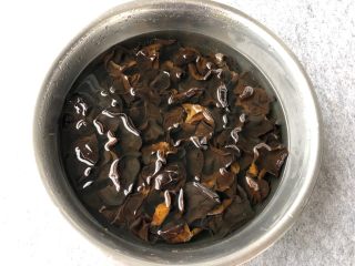 3、凉拌木耳,木耳提前一个小时用温水泡发