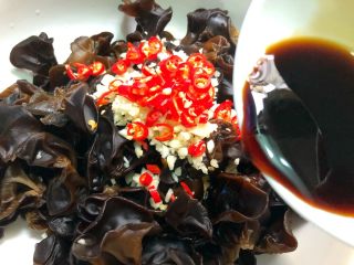 10、凉拌木耳,倒入25g生抽