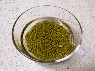 2、海带绿豆薏米糖水,绿豆洗净，用清水泡一下。