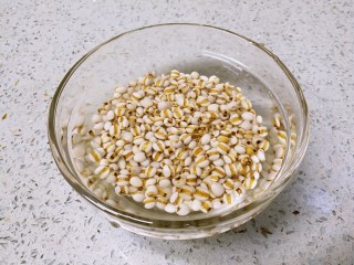 3、海带绿豆薏米糖水,薏米洗净，用清水泡一下。