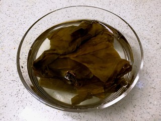 4、海带绿豆薏米糖水,干海带用清水泡发。