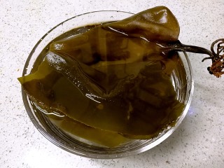 5、海带绿豆薏米糖水,泡至舒展发涨即可。