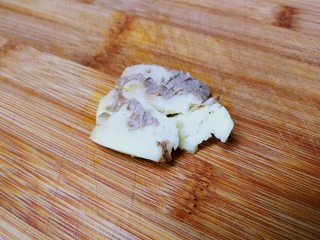 6、海带绿豆薏米糖水,生姜块直接用刀侧拍扁。