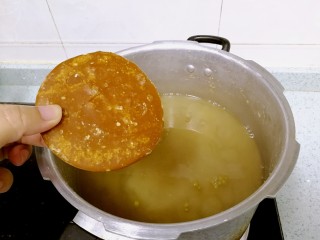 11、海带绿豆薏米糖水,绿豆薏米煮好后，等高压锅气阀下降了，开盖，放入块状红糖。