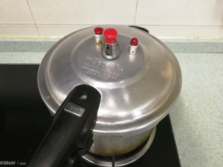 9、海带绿豆薏米糖水,盖好盖子，大火煮至喷汽，转小煮30分钟。