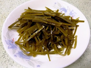 10、海带绿豆薏米糖水,海带切丝。