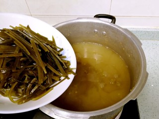 12、海带绿豆薏米糖水,倒入海带丝，开大火煮至红糖融化，即可熄火。（过程中要时不时搅拌一下，防止溢锅）