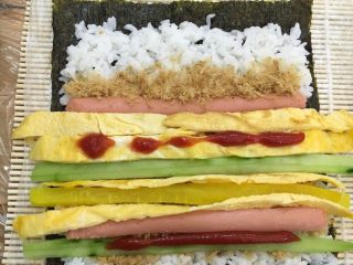 3、轻食  自制 DIY家庭寿司,在竹帘上铺一个保鲜袋（以免卷的时候弄破海苔），在保鲜袋上放上海苔片，均匀地铺上一层米饭（不宜太厚）米饭上撒上一层肉松（边缘不要撒肉松，否则卷起后容易松动），肉松上排好刚切的黄瓜、火腿肠、酸萝卜、蛋皮（紧凑些，边缘上不要排）根据自己个人喜好可以稍加着番茄酱，太多了容易挤出来