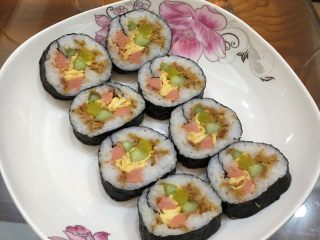 6、轻食  自制 DIY家庭寿司,将海苔卷切片（厚度自己选择，通常2厘米左右）