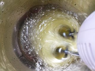 8、红枣蛋糕,接着打蛋白，分三次加入细砂糖打发，打到能拉出弯勾的湿性发泡就可以了