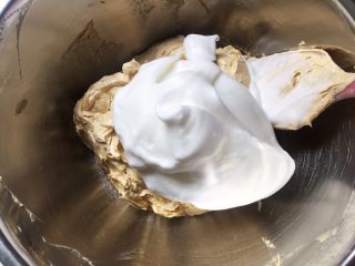 9、红枣蛋糕,把一半蛋白盛入黄油糊中，用橡皮刮刀翻拌均匀。随后把黄油糊全部倒入蛋白里，继续翻拌均匀