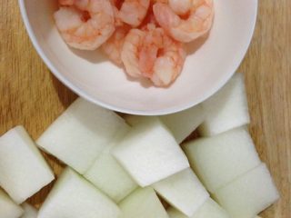 1、冬之恋简易版,虾仁挑线洗净，冬瓜切块