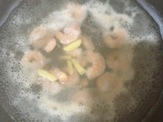 2、冬之恋简易版,在水里加料酒、姜，把虾仁煮熟，取出备用