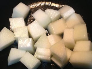 3、冬之恋简易版,热锅放油，将冬瓜块儿炒至断生