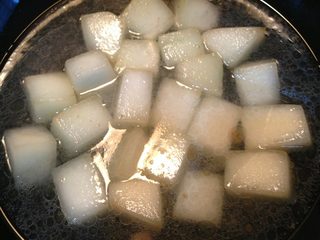 4、冬之恋简易版,加高汤或水，盖盖儿小火煮十分钟