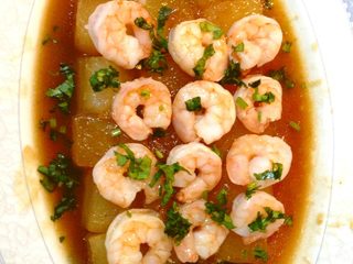 7、冬之恋简易版,把冬瓜取出摆盘，把虾仁放在冬瓜块儿上，浇汁儿，撒上香菜，出锅！