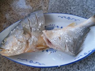 2、红烧大黄鱼, 蘸一层面粉 