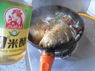 5、红烧大黄鱼, 先后烹入料酒、醋 