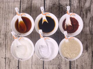 1、干烧鱼块,原料准备 准备好酒酿 豆瓣酱需要先斩碎 这样有利于翻炒