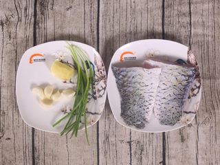 2、干烧鱼块,葱 姜 蒜 青鱼尽量选中短 鱼刺较少方便老人小孩食用