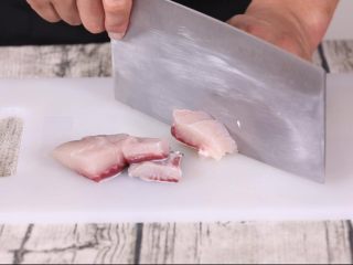 3、干烧鱼块,青鱼切块 大小4*3*2厘米 便于快速煮熟 并且不容易碎掉