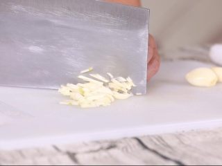 4、干烧鱼块,切蒜末 尽量切的碎一点 蒜味能够迸发出来