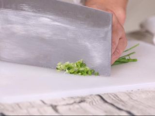 5、干烧鱼块,切葱末 切的大小均匀比较好看