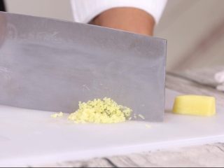 6、干烧鱼块,切姜末 姜香味美妙无比