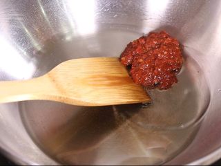 7、干烧鱼块,锅入油 下入豆瓣酱煸炒