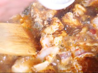 11、干烧鱼块,加入适量盐 味精 料酒 老抽翻炒均匀