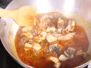 12、干烧鱼块,轻轻翻炒 这样可以保证鱼块不碎 也保证鱼块不会焦