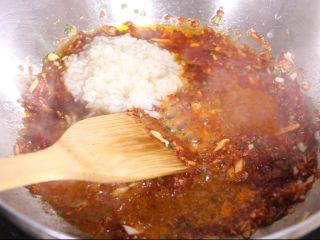 8、干烧鱼块,加入葱姜蒜末酒酿烧煮 一定要搅拌均匀这样味道融入在一起很香