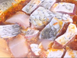 9、干烧鱼块,加入鱼块一起烧煮 将酱汁包裹到鱼块上 