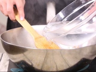 10、干烧鱼块,加入适量的清水烧煮 不要大意烧干了