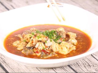 13、干烧鱼块,撒上葱花 调整一下菜品的状态 更加的充满食欲