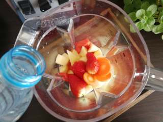 3、果蔬汁,将所有食材放入汉美驰破壁料理机中,加入适量清水。水的用量可根据自己的喜好来定,喜欢稠一点水少一些,喜欢稀一点水就要多放一点。