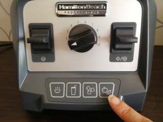 4、果蔬汁,接通电源,启动汉美驰破壁机的果蔬功能。