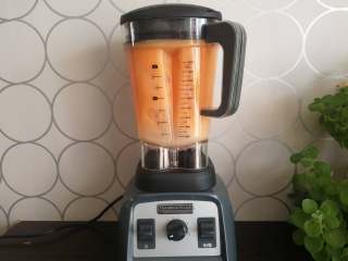 5、果蔬汁,一瞬间就能将果蔬汁打得非常细腻,杯壁上没有残留的果渣。