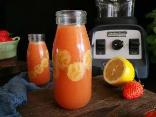 7、果蔬汁,喜欢甜度高一点的可以加少许蜂蜜调味,将打好的果蔬汁装入杯中美美的享用吧。