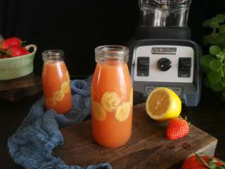 8、果蔬汁,果蔬汁特别细腻,基本没有气泡。尝一口甜丝丝的,细腻无渣,在这个困意绵绵的春天来上一杯新鲜的果蔬汁,整个人都神清气爽。