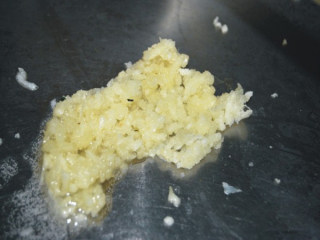 3、芥末汁白米虾,起锅放油，下蒜蓉煸出香味后